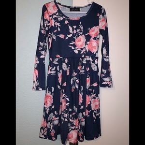 Long sleeve dress, with pockets.